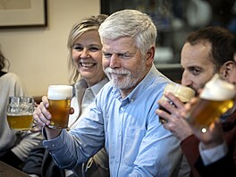 Prezident Petr Pavel s man�elkou Evou b�hem své náv�t�vy Prahy zavítali do...