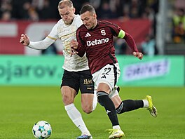 Spar�anský kapitán Luká� Haraslín a hradecký Mick van Buren v utkání 22. kola...