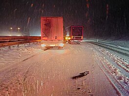 Kv�li hustému sn�ení a uvázlým kamion�m musela být v noci na úterý uzav�ena...