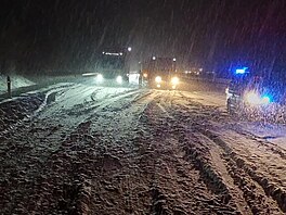 Kv�li hustému sn�ení a uvázlým kamion�m musela být v noci na úterý uzav�ena...