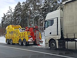 Jedna z nehod na zasn�ené D1 na Vyso�in� (17. února 2026)