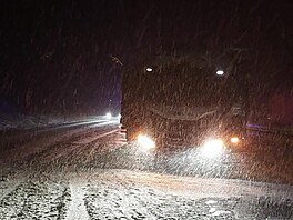 Kv�li hustému sn�ení a uvázlým kamion�m musela být v noci na úterý uzav�ena...