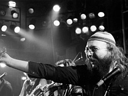 Undergroundový hudebník Jim �ert na vystoupení v pra�ském klubu Lucerna. (26....