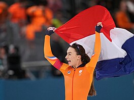 Nizozemka Femke Koková oslavuje vít�zství ve finále �enského rychlobruslení na...