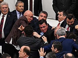 Zákonodárci z hlavní opozi�ní strany CHP se perou se �leny vládní strany AK...