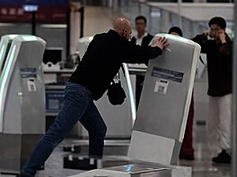 Britský turista v Hongkongu zdemoloval odletovou halu