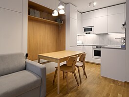 Symetrii kuchyn� zd�raz�ují linie zafrézovaných úchytek ve dví�kách a elegantní...
