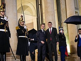 Francouzský prezident Emmanuel Macron vítá �eského premiéra Andreje Babi�e v...
