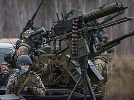 Ukrajin�tí vojáci se ú�astní cvi�ení protivzdu�né obrany v �ernihivské oblasti....