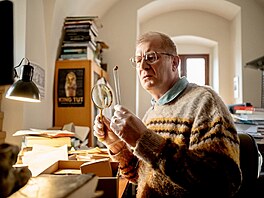 Martin Pechlát coby plachý v�dec �enda ve svém kabinetu, který mu filma�i v...