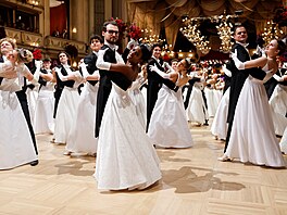 Pr�b�h víde�ského Plesu v Ope�e má svá pevná pravidla, akci zahajuje p�íchod...