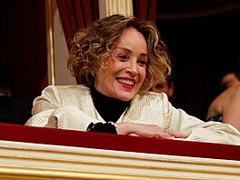 Here�ka Sharon Stone jako �estný host tradi�ního plesu ve víde�ské Ope�e. (12....