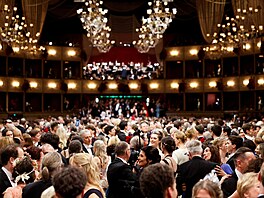 P�esný �ád má i záv�r ve�era. Ples ukon�uje val�ík Na krásném modrém Dunaji,...