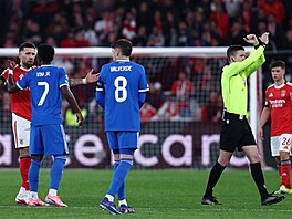 Sudí Francois Letexier p�eru�uje zápas Benfiky s Realem Madrid poté, co si...