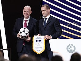 Prezident FIFA Gianni Infantino (vlevo) se �éfem UEFA Aleksanderem �eferinem na...