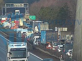 Nehoda uzav�ela provoz na dálnici D11 ve sm�ru do Prahy. (12. února 2026)