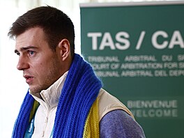 Ukrajinský skeletonista Vladyslav Heraskevy� mí�í k zasedání sportovní...