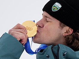 Brazilec Lucas Pinheiro Braathen se svou zlatou medailí z ob�ího slalomu.