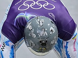 Speciáln� vyzdobená helma ukrajinského skeletonisty Vladyslava Heraskevy�e,...