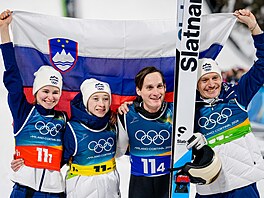 Slovin�tí skokani na ly�ích (zleva) Nika Vodanová, Nika Prevcová, Domen Prevc a...