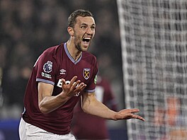 Jako by Tomá� Sou�ek (West Ham) nev��il, �e vst�elil gól Manchesteru United.