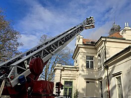 Hasi�i zasahovali v areálu bohnické lé�ebny v Praze. Kv�li ohni zem�el jeden...