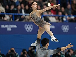 Riku Miuraová a Rjui�i Kihara z Japonska sout�í b�hem dlouhého programu v...