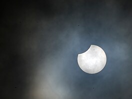 Za�átek prstencového zatm�ní slevovali v úterý 17. února lidé v jihoafrickém...