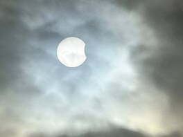 �áste�né zatm�ní Slunce v úterý 17. února 2026 pozoroval i fotograf Matyá�...