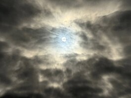 �áste�né zatm�ní Slunce v úterý 17. února 2026 pozoroval i fotograf Matyá�...