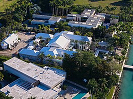 Nedaleko Zuckerberga bydlí zakladatel Amazonu Jeff Bezos. Miami se tak...