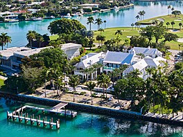 Mezi sousedy pat�í i legenda amerického fotbalu Tom Brady. Na ostrov� není...