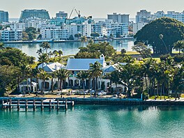 Svá sídla zde mají také Ivanka Trumpová s man�elem Jaredem Kushnerem. Ostrov je...