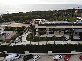 Vila disponuje osmi prostornými lo�nicemi. N�které zdroje zmi�ují, �e hlavní...