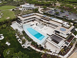 Celková u�itná plocha vily je 2 720 metr� �tvere�ních. D�m je rozd�len do t�í...