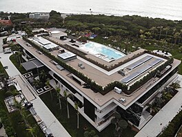 Samotná nezastav�ná plocha se zelení, terasami a bazénem zabírá zhruba 2 tisíce...