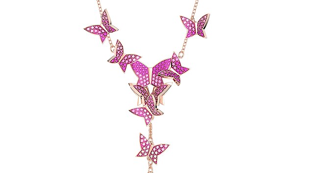 V�razn� n�hrdeln�k s mot�lky Swarovski, cena 3750 K�