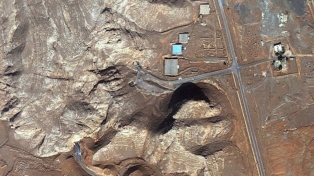 Jadern� komplex v Isfah�nu Na satelitn�m sn�mku jsou vid�t vstupy do tunel� zasypan� zeminou. (10. �nora 2026)
