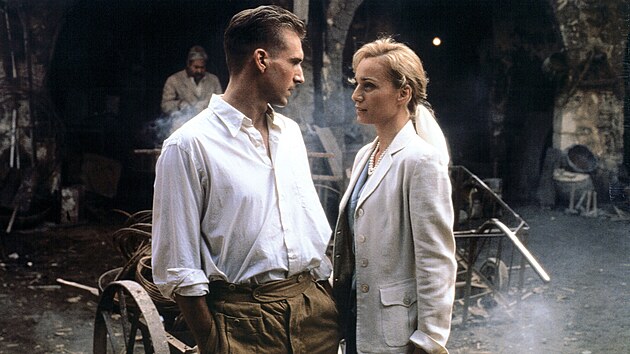 Proch�zka po k�hirsk�m tr�i�ti. Jen t�ko si p�edstavit, �e skute�n� p�edobrazy t�chto dvou filmov�ch a liter�rn�ch hrdin� si nejsp� nemohly p�ij�t ani na jm�no. (Anglick� pacient, 1996)