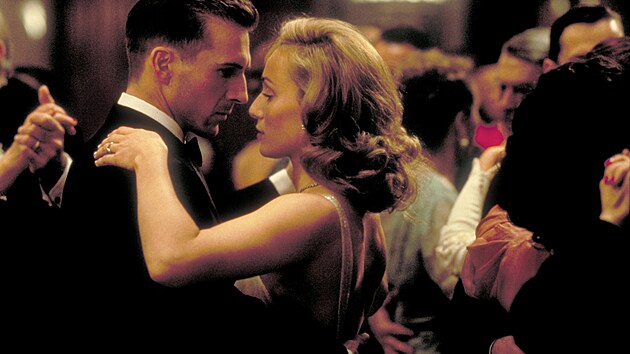 Mezi filmov�m L�szl� Alm�sym (Ralph Fiennes) a Katharine Cliftonovou (Kristin Scott Thomas) pr�v� p�eskakuje jiskra tak siln�, �e by se s n� dalo sv��et. (Anglick� pacient, 1996)