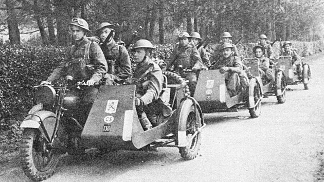 �eskosloven�t� voj�ci ve Velk� Brit�nii na motocyklech Norton Big 4 b�hem v�cviku
