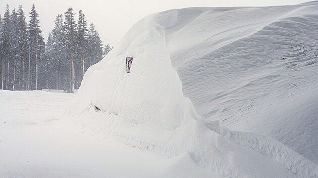 P�tr�n� v oblasti Soda Springs v Kalifornii, kde do�lo k p�du laviny. (18. �nora 2026)