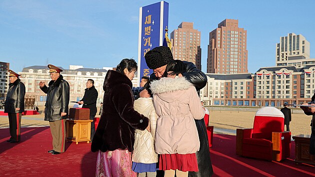 Severokorejsk� v�dce Kim �ong-un otev�el v Pchjongjangu novou bytovou �tvr� pro rodiny voj�k�, kte�� padli p�i zahrani�n�ch operac�ch. (16. �nora 2026)