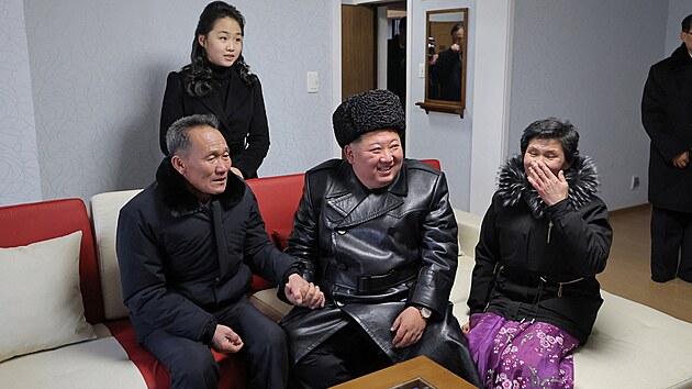 Severokorejsk� v�dce Kim �ong-un otev�el v Pchjongjangu novou bytovou �tvr� pro rodiny voj�k�, kte�� padli p�i zahrani�n�ch operac�ch. Na sn�mku je vzadu i jeho dcera Kim �u-e. (16. �nora 2026)