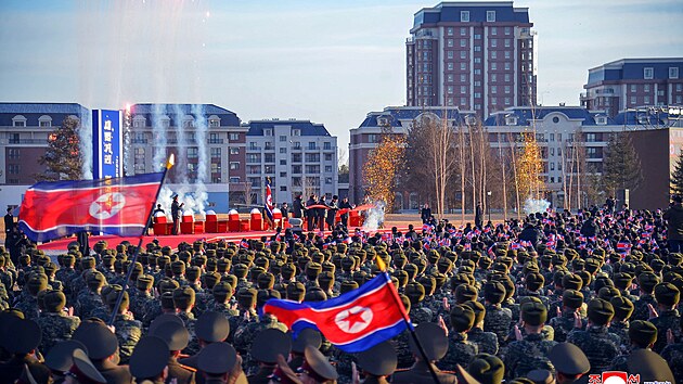 Severokorejsk� v�dce Kim �ong-un otev�el v Pchjongjangu novou bytovou �tvr� pro rodiny voj�k�, kte�� padli p�i zahrani�n�ch operac�ch. (16. �nora 2026)