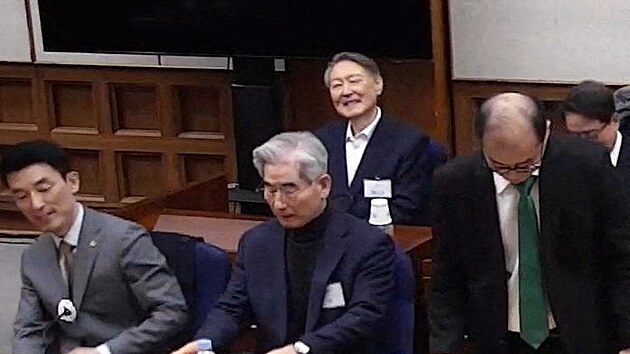 Jihokorejsk� exprezident Jun Sok-jol u soudu, na sn�mku vzadu vlevo (19. �nora 2026)