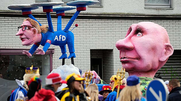 Na jednom z voz� ��d� Putin dron v podob� spolup�edsedkyn� strany Alternativa pro N�mecko (AfD) Alice Weidelov�. N�meck� civiln� tajn� slu�ba loni ozna�ila AfD za prokazateln� pravicov� extremistickou, strana pravideln� �el� kritice za ���en� prorusk� propagandy. (16. �nora 2026)