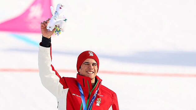 Bulharský snowboardista Tervel Zamfirov b�hem medailového ceremoniálu na ZOH...
