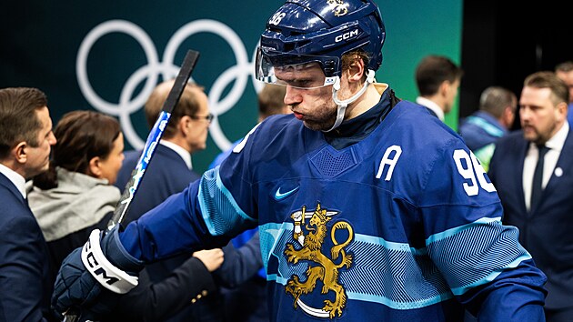 Finský úto�ník Mikko Rantanen b�hem zápasu se �védskem na ZOH Milán-Cortina...