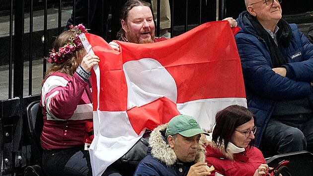 Vlajka Grónska b�hem hokejového zápasu Dánsko-USA na ZOH Milán-Cortina 2026.